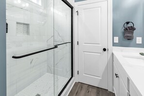 Shower, towels - Beach 3 Blocks | 5 King Beds-Heated Pool-Hot Tub (North Myrtle Beach)