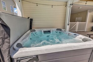 Outdoor spa tub - Beach 3 Blocks | 5 King Beds-Heated Pool-Hot Tub (North Myrtle Beach)