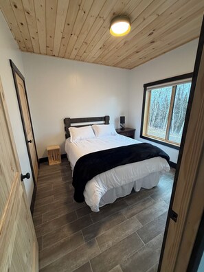 2 bedrooms, travel crib, free WiFi, bed sheets