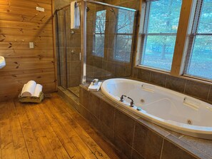Ducha, bañera de hidromasaje y toallas