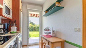 Fridge, oven, cookware/dishes/utensils - Nice one-bedroom apartment with a large garden and parking (HENDAYE)