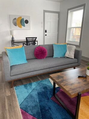 Living area - Midtown / King Bed /  Mins to Downtown and Med Ctr. (Houston)