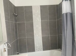 Shower, hair dryer, towels, soap - Midtown / King Bed /  Mins to Downtown and Med Ctr. (Houston)