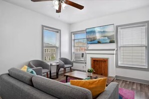 Living area - Midtown / King Bed /  Mins to Downtown and Med Ctr. (Houston)