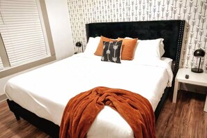 1 bedroom, iron/ironing board, WiFi, bed sheets - Montrose / King Bed / Close to Downtown and Med Ctr (Houston)