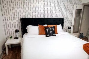 1 bedroom, iron/ironing board, WiFi, bed sheets - Montrose / King Bed / Close to Downtown and Med Ctr (Houston)