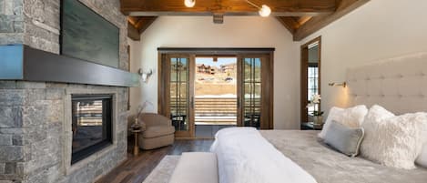 4 bedrooms, desk, travel crib, WiFi