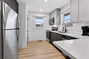 Réfrigérateur, four à micro-ondes, un four, surface de cuisson