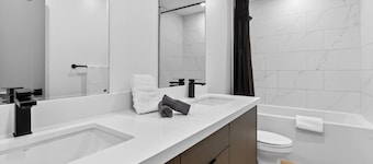 6BR Modern Oasis | Near Niagara Falls & Wineries