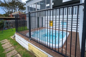 Outdoor spa tub - 550m to Beach | SPA and Large Backyard | Sleep 9 (Ocean Grove)