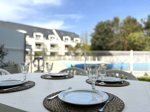 Outdoor dining - Fouesnant Beg Meil, 100m from the beach, beautiful apartment with swimming pool (BEGMEIL)