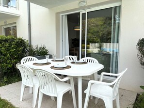 Outdoor dining - Fouesnant Beg Meil, 100m from the beach, beautiful apartment with swimming pool (BEGMEIL)