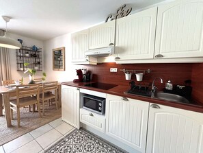 Fridge, dishwasher, cookware/dishes/utensils - Fouesnant Beg Meil, 100m from the beach, beautiful apartment with swimming pool (BEGMEIL)