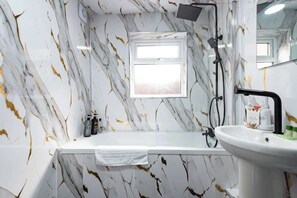 Shower, hair dryer, shampoo - Ebe Lively Newland Ave 4 BR 5 TVS 1.5 Bath House (Kingston upon Hull)
