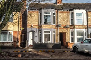 Exterior - Ebe Lively Newland Ave 4 BR 5 TVS 1.5 Bath House (Kingston upon Hull)