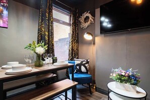 Dining - Ebe Lively Newland Ave 4 BR 5 TVS 1.5 Bath House (Kingston upon Hull)