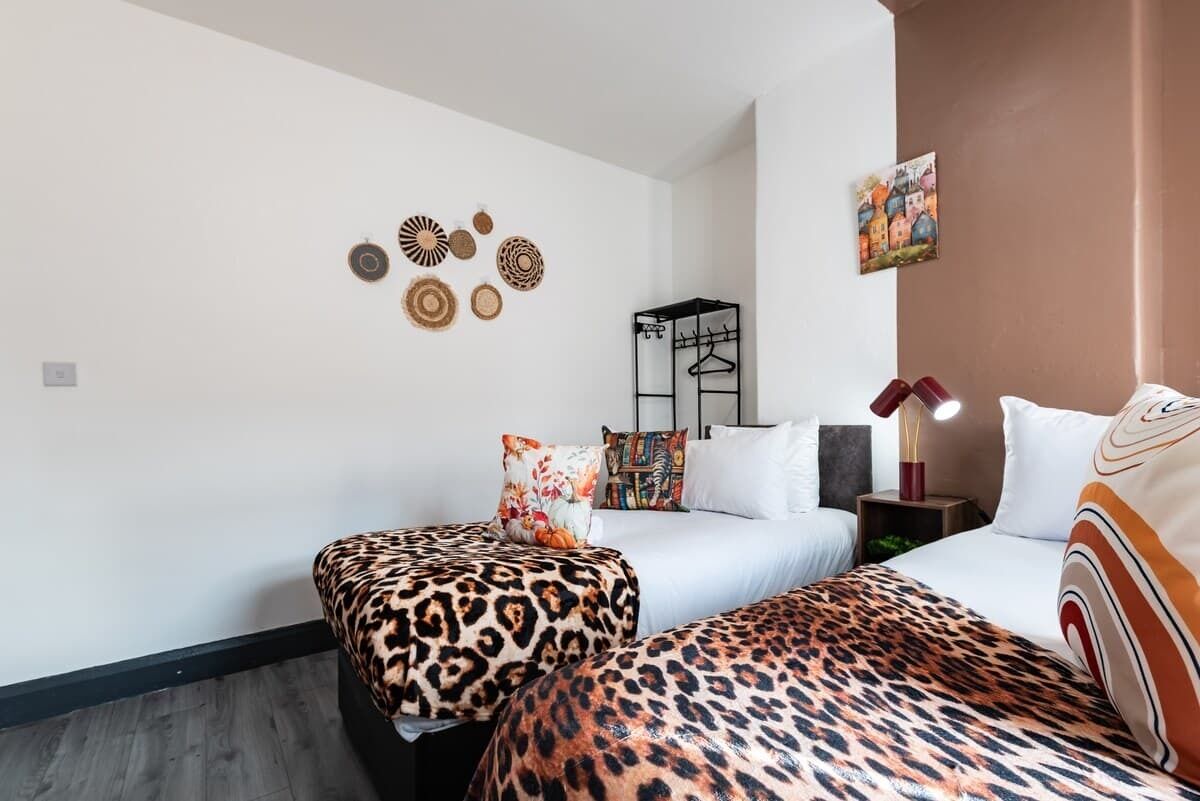4 bedrooms, iron/ironing board, WiFi, bed sheets