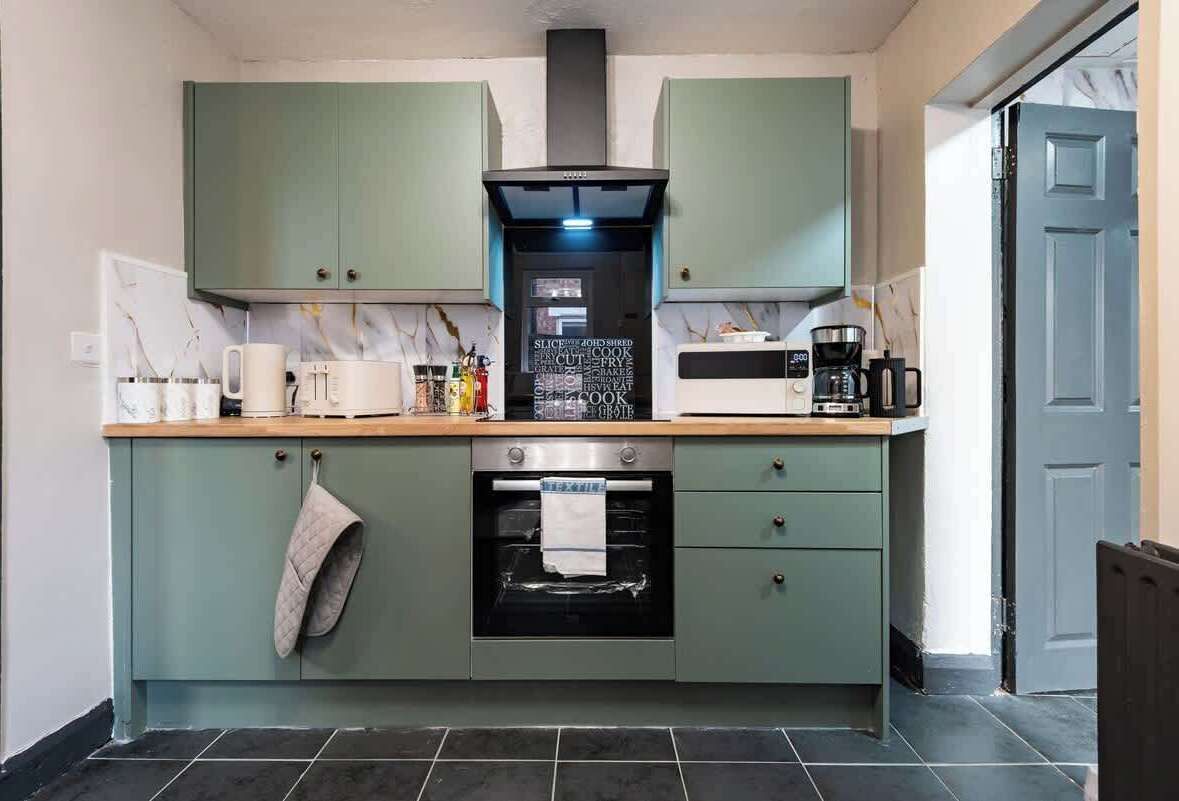 Coffee/tea maker, fridge, microwave, oven