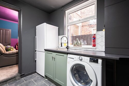Group Stay 4BR | TVs in All Rooms | Newland Ave