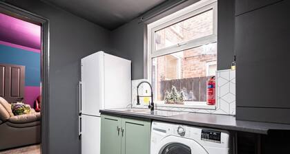 Group Stay 4BR | TVs in All Rooms | Newland Ave
