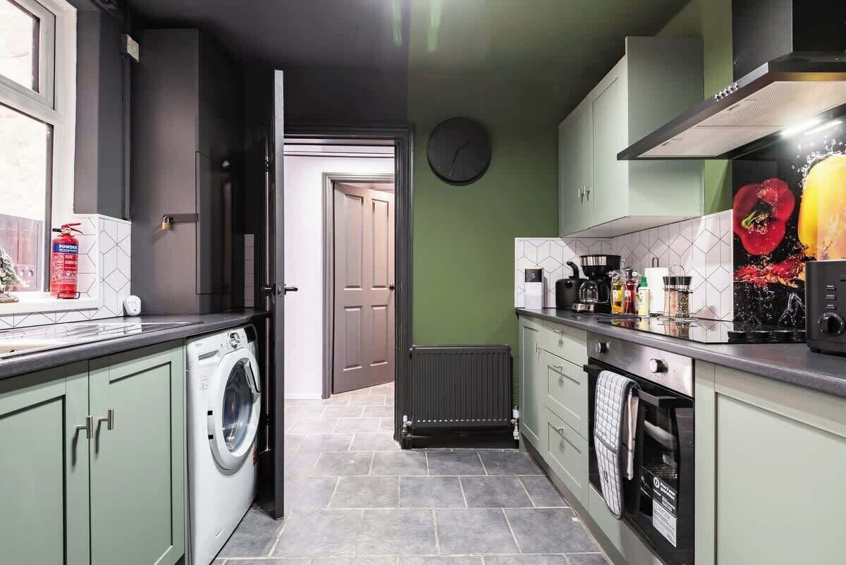 Een koffiezetapparaat/waterkoker, een koelkast, een magnetron, een oven