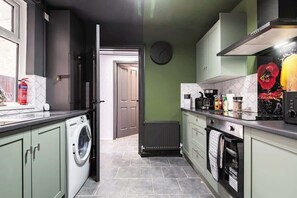 Coffee/tea maker, fridge, microwave, oven - Bustling Newland Ave 4Brdr | TVs in All Rooms (Kingston upon Hull)