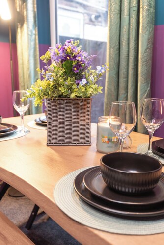 Group Stay 4BR | TVs in All Rooms | Newland Ave
