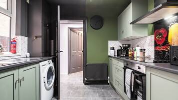 Fridge, microwave, oven, coffee/tea maker