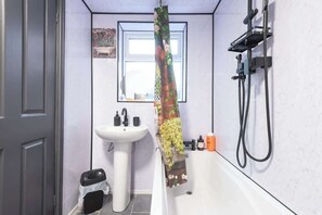 Douche, sèche-cheveux, shampoing