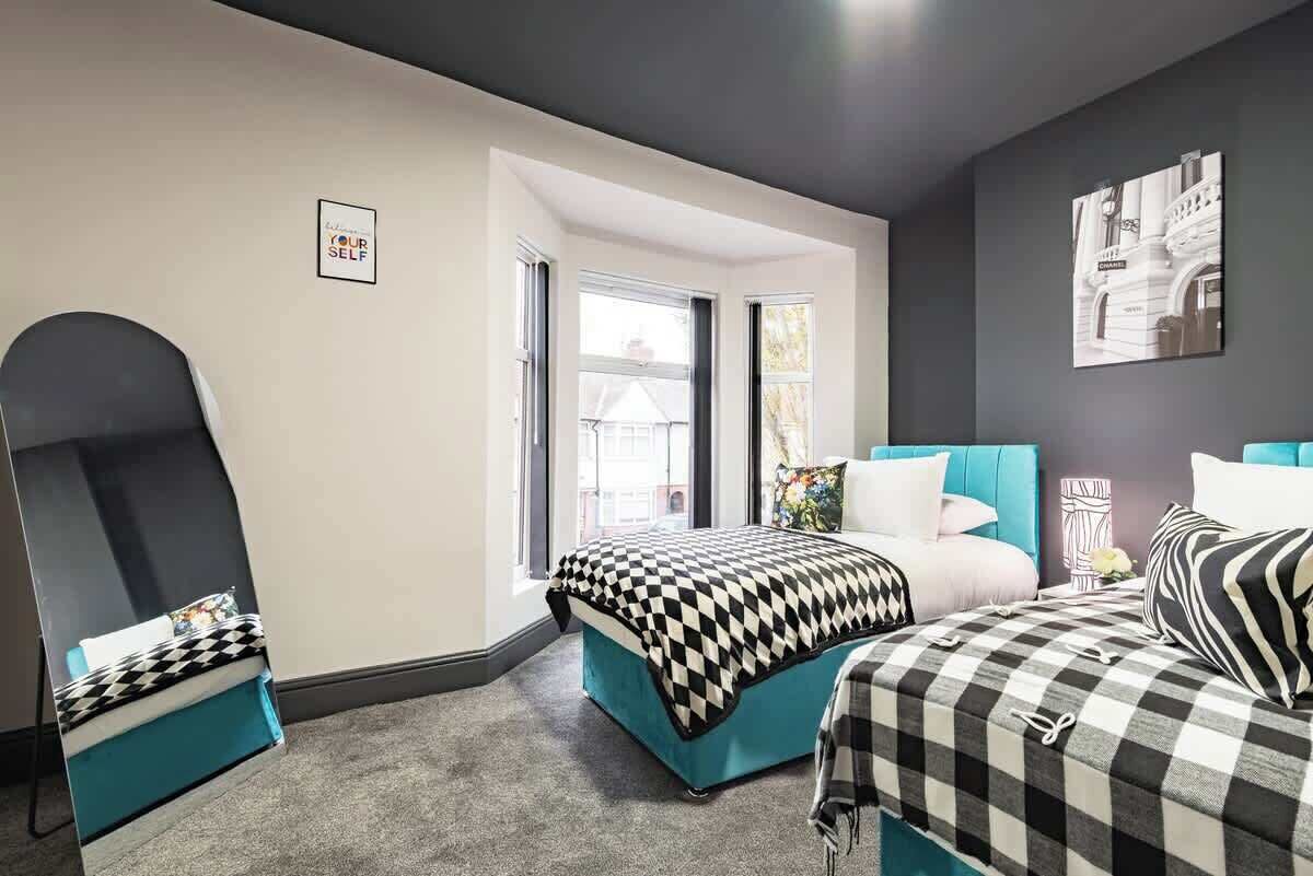 4 slaapkamers, een strijkplank/strijkijzer, gratis wifi, beddengoed