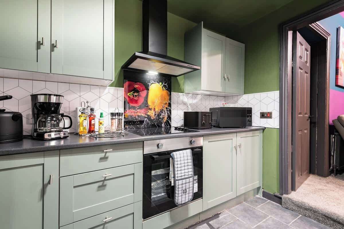 Coffee/tea maker, fridge, microwave, oven
