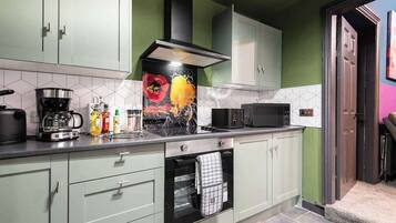 Coffee/tea maker, fridge, microwave, oven