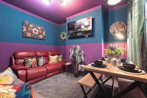 Smart TV - Bustling Newland Ave 4Brdr | TVs in All Rooms (Kingston upon Hull)