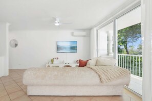 Room - Santorini Palms - Relaxing Coastal Escape (Miami)