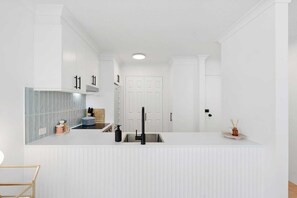 Kühlschrank, Mikrowelle, Ofen, Herdplatte