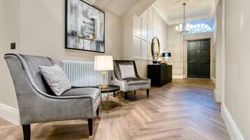 Presidentieel appartement, 3 slaapkamers | Woonkamer | Een flatscreentelevisie
