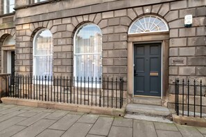 Property entrance - Luxury Georgian City Retreat 5-Star Location (Edinburgh)