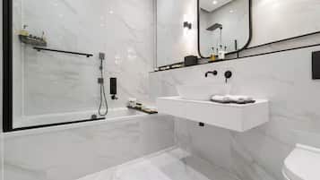 Apartamento presidencial, 3 quartos | Banheiro | Chinelos