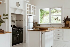 Fridge, microwave, oven, stovetop - Dufflebird Farm - Peaceful Country Escape (Berrys Creek)