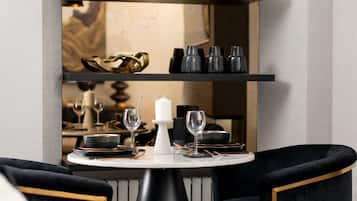 تناول الطعام داخل الغرفة