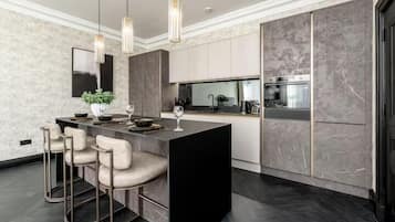 Apartamento de lujo, vistas a la ciudad (1) | Cocina privada | Frigorífico, microondas, horno y placa de cocina
