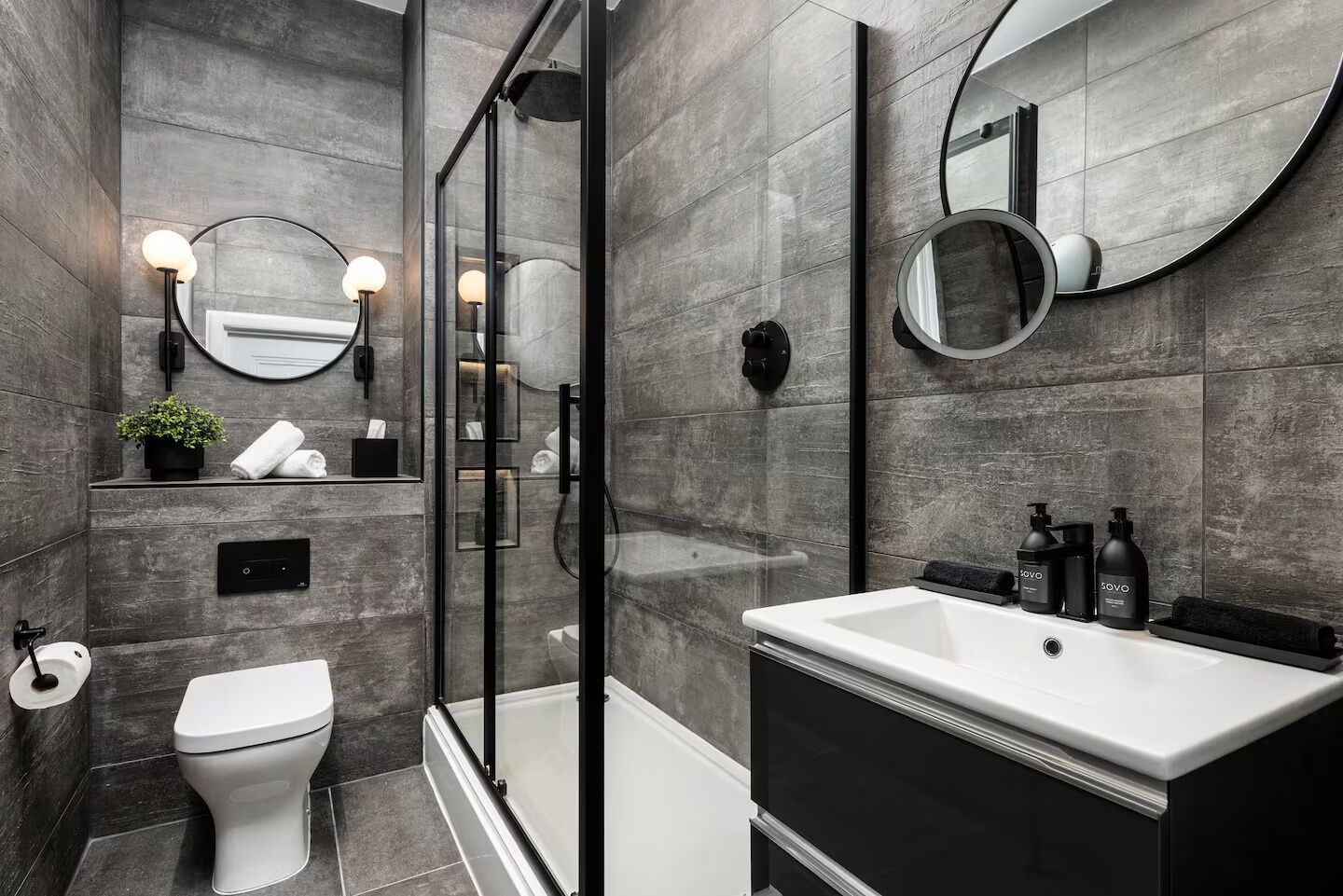 Apartamento superluxo, vista para a cidade | Banheiro | Chuveiro, toalhas de banho, sabonete, shampoo
