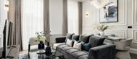 Luxury Apartment, City View | Living room