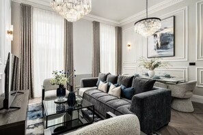 En moderne stue med sofa, sofabord og dekorative vaser.