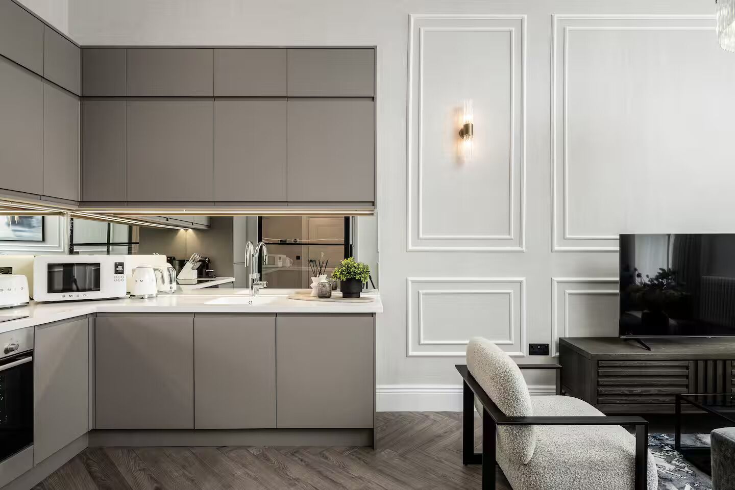 Luxury Apartment, City View | Private kitchen