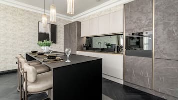 Luxury Apartment, City View | Private kitchen