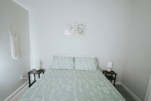 2 bedrooms, internet, bed sheets - 5-Min Walk Downtown, Skyline View from Deck (Raleigh)