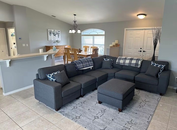 Unclassified image, 1 of 18, button - 3-bedroom house in perfect Cape Coral with pool (Cape Coral)