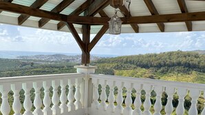 Un espacio de estar al aire libre techado con vistas al paisaje.
