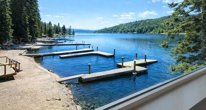 Waterfront 180 Degree Views-5 feet from the water! 4-bed 3 bath cabin!
